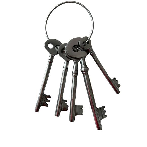 Giant Shabby Chic Retro Americana All Metal Decorative Keys On Ring - Picture 1 of 4